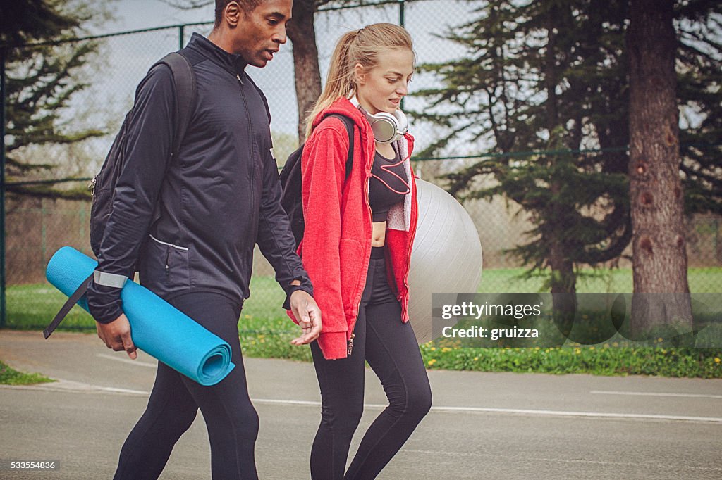 Junge passen Paar beim Gehen und Entspannung nach anstrengenden Training