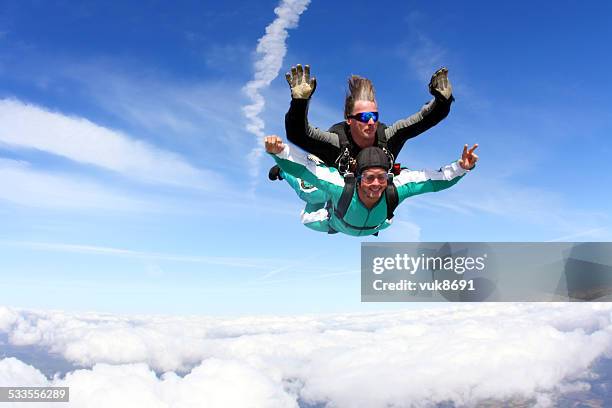 tándem skydiving - paracaídas fotografías e imágenes de stock