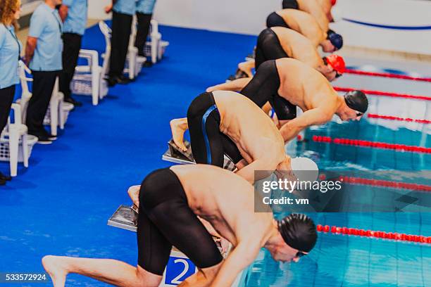 Pool Crounching Swimmers Prepared To Dive In Pool Photos and Premium High Res Pictures ...
