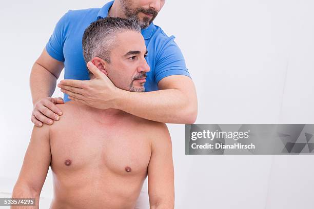 osteopathie mit reifer männlicher patient - chiropractic stock-fotos und bilder