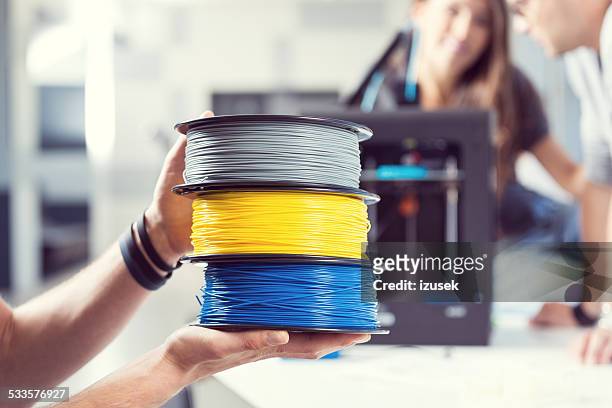 filamentos de plástico en impresora 3d de oficina - filamento fotografías e imágenes de stock