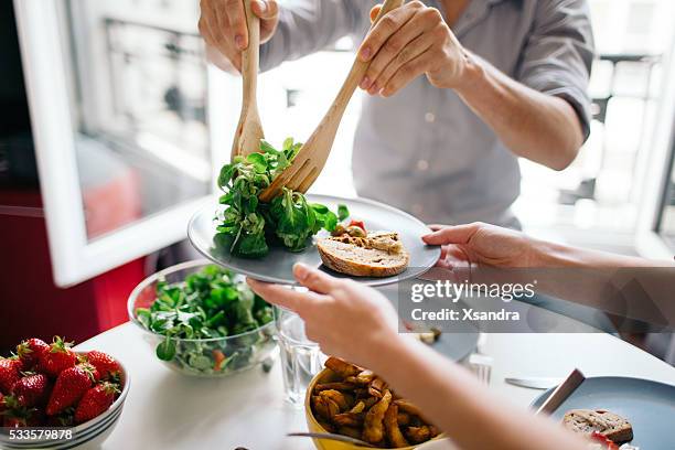 amis appréciant le déjeuner - équilibre alimentaire photos et images de collection