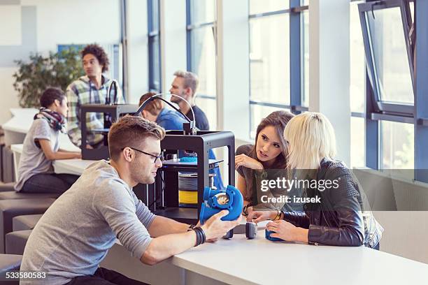 equipe trabalhando em uma empresa impressoras 3d escritório - printing out - fotografias e filmes do acervo