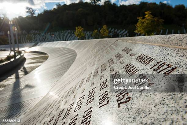 sonnenuntergang in srebrenica völkermord memorial in bosnien - srebrenica stock-fotos und bilder