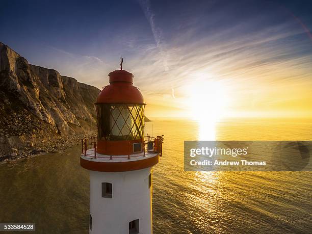 sunrise at beachy head lighthouse - beachy head stockfoto's en -beelden