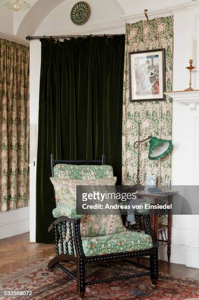 morris and co adjustable chair in the morning room at standen, west sussex. - william morris stockfoto's en -beelden