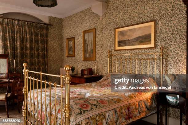 the westbourne bedroom at standen, west sussex. - william morris stockfoto's en -beelden