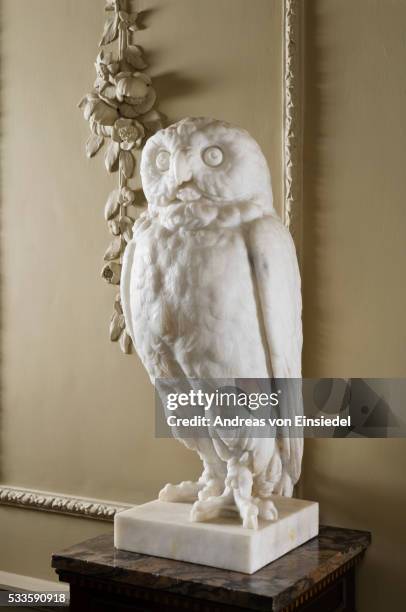 one of a pair of athenian owl sculptures in the staircase hall at wallington, northumberland - casque 3d stock pictures, royalty-free photos & images