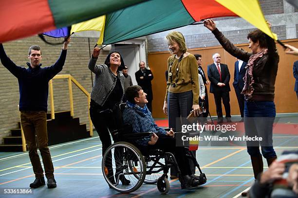 - La Reine Mathilde visite le centre de services Sint-Oda, membre de l'organisation vzw Stijn à Overpelt. Cette organisation célèbre cette année son...