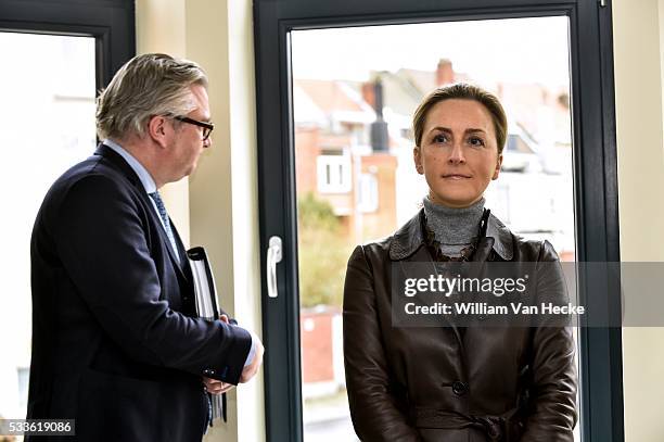 - Le Prince Laurent et la Princesse Claire assistent à l'inauguration d'un immeuble rénové à Schaerbeek par Renovassistance asbl. La Princesse Claire...