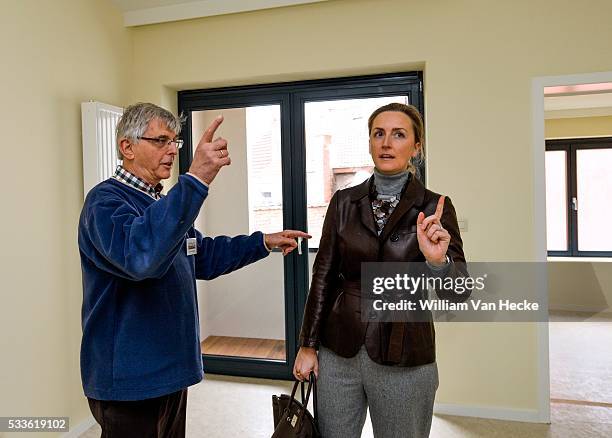 - Le Prince Laurent et la Princesse Claire assistent à l'inauguration d'un immeuble rénové à Schaerbeek par Renovassistance asbl. La Princesse Claire...