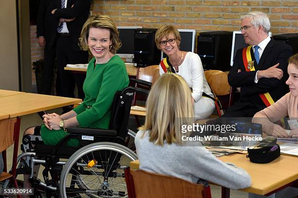 - La Reine Mathilde visite le projet Bednet au Collège Sint-Aloysius à Menen. L'asbl Bednet garantit le droit à l'enseignement aux enfants atteints...