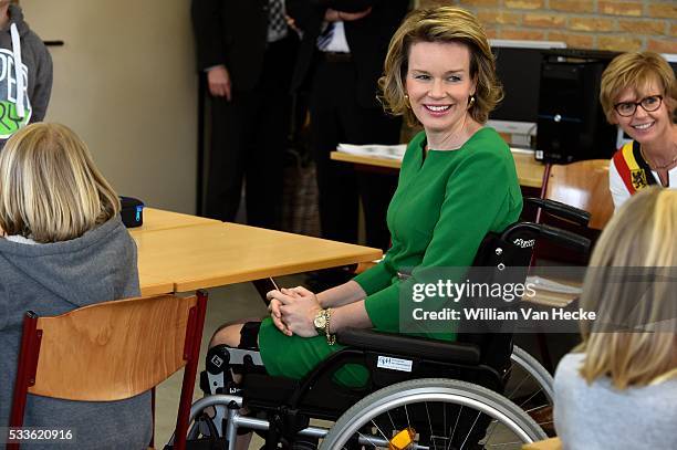 - La Reine Mathilde visite le projet Bednet au Collège Sint-Aloysius à Menen. L'asbl Bednet garantit le droit à l'enseignement aux enfants atteints...