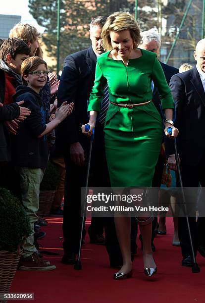 - La Reine Mathilde visite le projet Bednet au Collège Sint-Aloysius à Menen. L'asbl Bednet garantit le droit à l'enseignement aux enfants atteints...