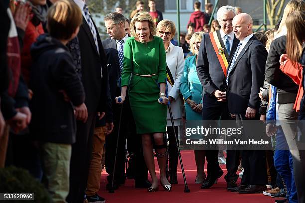 - La Reine Mathilde visite le projet Bednet au Collège Sint-Aloysius à Menen. L'asbl Bednet garantit le droit à l'enseignement aux enfants atteints...