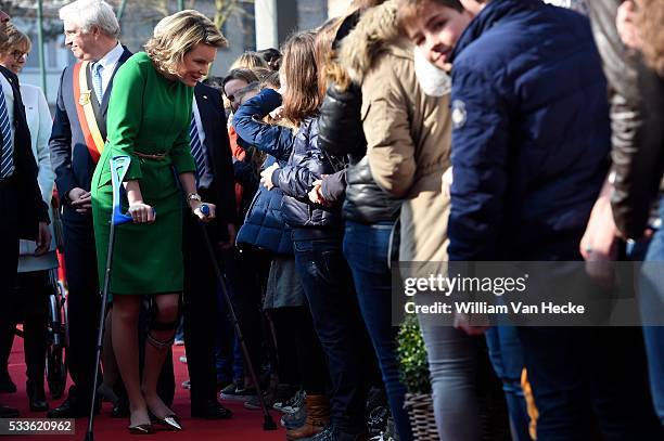 - La Reine Mathilde visite le projet Bednet au Collège Sint-Aloysius à Menen. L'asbl Bednet garantit le droit à l'enseignement aux enfants atteints...