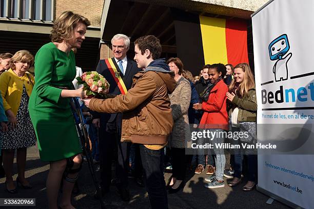 - La Reine Mathilde visite le projet Bednet au Collège Sint-Aloysius à Menen. L'asbl Bednet garantit le droit à l'enseignement aux enfants atteints...