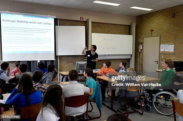 - La Reine Mathilde visite le projet Bednet au Collège Sint-Aloysius à Menen. L'asbl Bednet garantit le droit à l'enseignement aux enfants atteints...