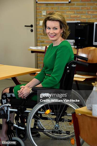 - La Reine Mathilde visite le projet Bednet au Collège Sint-Aloysius à Menen. L'asbl Bednet garantit le droit à l'enseignement aux enfants atteints...