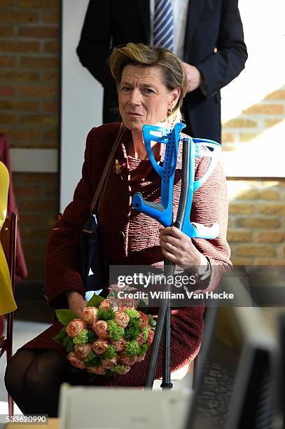 - La Reine Mathilde visite le projet Bednet au Collège Sint-Aloysius à Menen. L'asbl Bednet garantit le droit à l'enseignement aux enfants atteints...