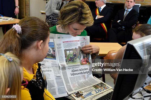 - La Reine Mathilde visite le projet Bednet au Collège Sint-Aloysius à Menen. L'asbl Bednet garantit le droit à l'enseignement aux enfants atteints...