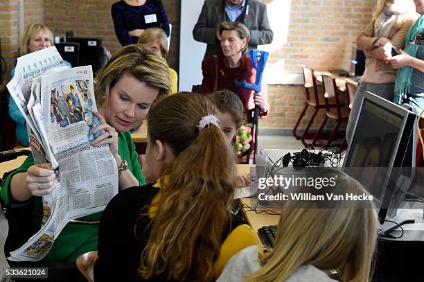 - La Reine Mathilde visite le projet Bednet au Collège Sint-Aloysius à Menen. L'asbl Bednet garantit le droit à l'enseignement aux enfants atteints...