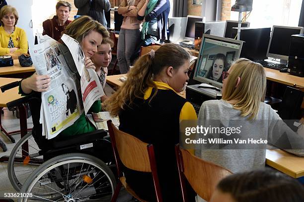 - La Reine Mathilde visite le projet Bednet au Collège Sint-Aloysius à Menen. L'asbl Bednet garantit le droit à l'enseignement aux enfants atteints...