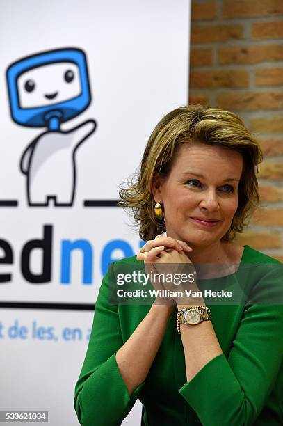 - La Reine Mathilde visite le projet Bednet au Collège Sint-Aloysius à Menen. L'asbl Bednet garantit le droit à l'enseignement aux enfants atteints...