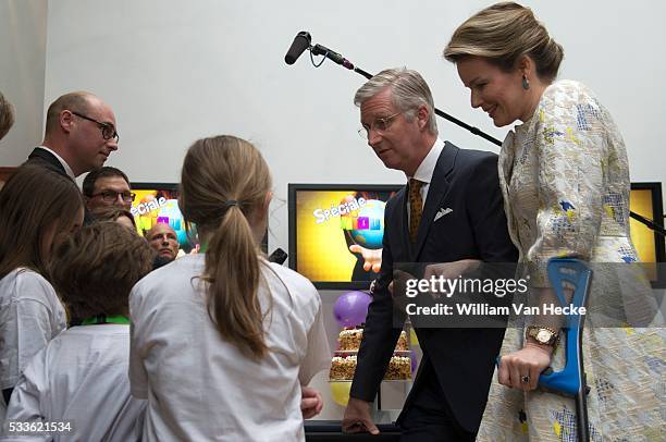 - Le Roi Philippe et la Reine Mathilde visitent la chaîne publique francophone RTBF à Bruxelles. Ils y assistent à une réunion de travail portant sur...