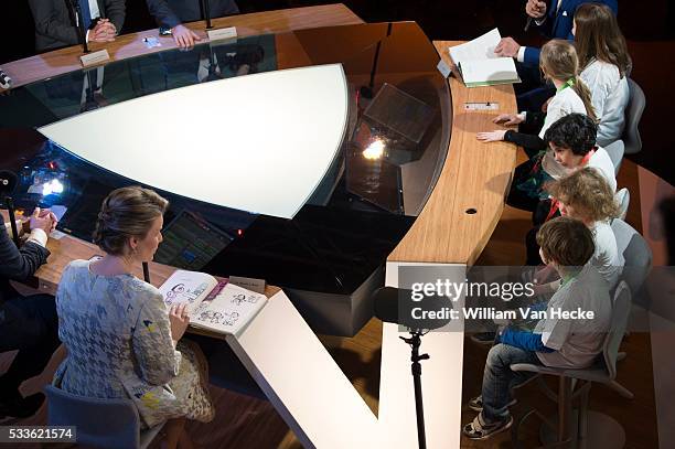 - Le Roi Philippe et la Reine Mathilde visitent la chaîne publique francophone RTBF à Bruxelles. Ils y assistent à une réunion de travail portant sur...