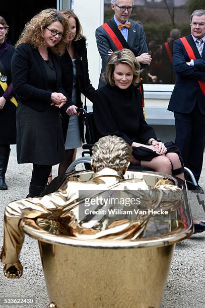 - La Reine Mathilde visite l'exposition Facing Time - Rops/Fabre à Namur. Cette exposition exceptionnelle convie le visiteur à un face-à-face entre...