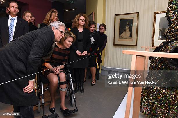 - La Reine Mathilde visite l'exposition Facing Time - Rops/Fabre à Namur. Cette exposition exceptionnelle convie le visiteur à un face-à-face entre...