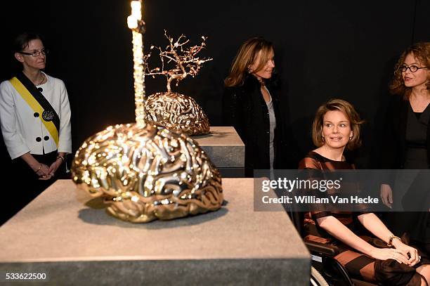 - La Reine Mathilde visite l'exposition Facing Time - Rops/Fabre à Namur. Cette exposition exceptionnelle convie le visiteur à un face-à-face entre...