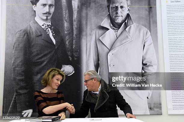 - La Reine Mathilde visite l'exposition Facing Time - Rops/Fabre à Namur. Cette exposition exceptionnelle convie le visiteur à un face-à-face entre...