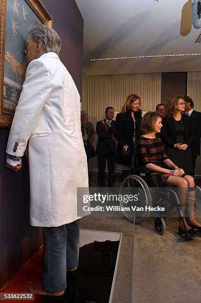 - La Reine Mathilde visite l'exposition Facing Time - Rops/Fabre à Namur. Cette exposition exceptionnelle convie le visiteur à un face-à-face entre...