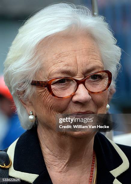 - La Reine Paola se rend au Centre scolaire Asty-Moulin à Namur et y rencontre les lauréats du Prix Terre d'Avenir, attribué en 2014 à l'Institut...