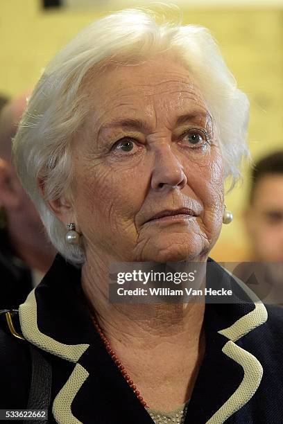 - La Reine Paola se rend au Centre scolaire Asty-Moulin à Namur et y rencontre les lauréats du Prix Terre d'Avenir, attribué en 2014 à l'Institut...