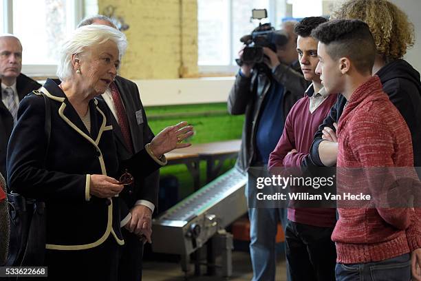 - La Reine Paola se rend au Centre scolaire Asty-Moulin à Namur et y rencontre les lauréats du Prix Terre d'Avenir, attribué en 2014 à l'Institut...