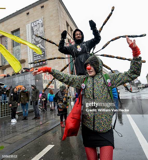 - Grande Parade "colorée contre l'austérité et pour une tout autre société" organisée par "Hart boven hart" & "Tout autre chose" - De Grote Parade...