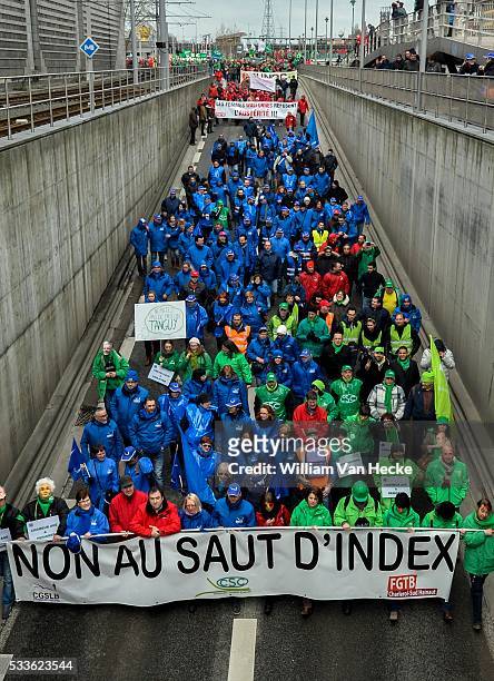 - Semaine d'action syndicale contre le gouvernement Michel: manifestation du front commun syndical à Charleroi "Non à la Belgique que propose le...
