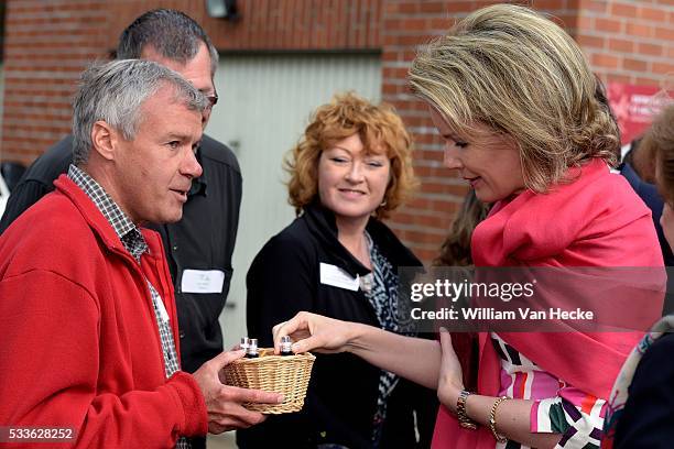 - La Reine Mathilde visite l'asbl L'Oeuvre Fédérale Les Amis des Aveugles et Malvoyants à Ghlin - Bezoek van Koningin Mathilde aan de vzw Het...