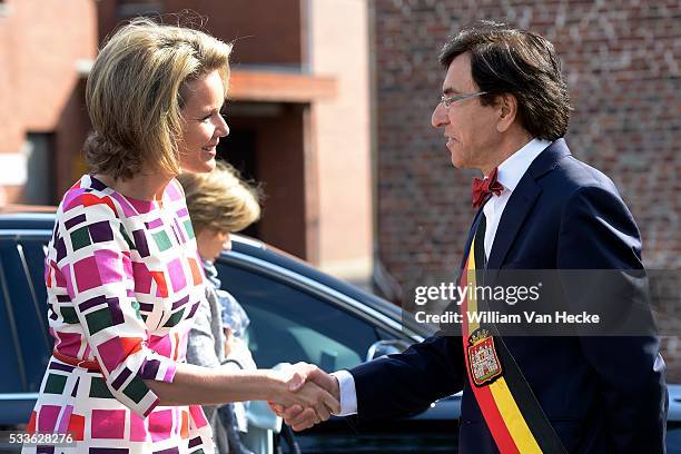 - La Reine Mathilde visite l'asbl L'Oeuvre Fédérale Les Amis des Aveugles et Malvoyants à Ghlin - Bezoek van Koningin Mathilde aan de vzw Het...