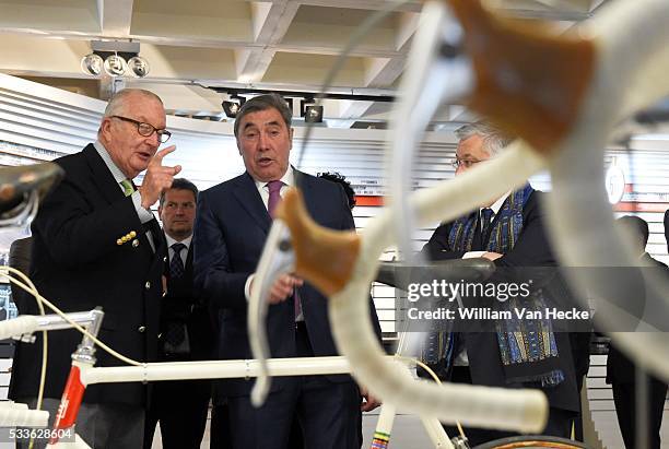 - Le Roi Albert II visite l'exposition Eddy Merckx Jacky Ickx au Trade Mart Brussels. Cette exposition marque la célébration commune du 70e...