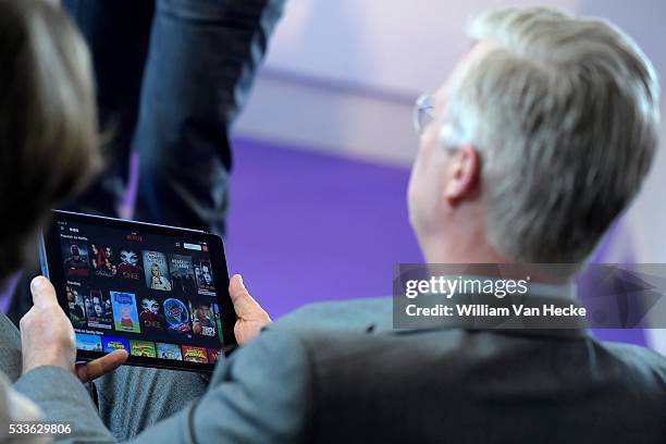 - Le Roi Philippe visite l'entreprise de télécommunications Proximus à Bruxelles. Il y visite le salon de l'Innovation, qui présente des applications...