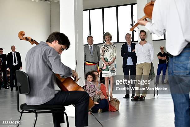 - La Reine Mathilde visite l'exposition Work/Travail/Arbeid , créée par Anne Teresa De Keersmaeker en collaboration avec Rosas au Centre d'Art...