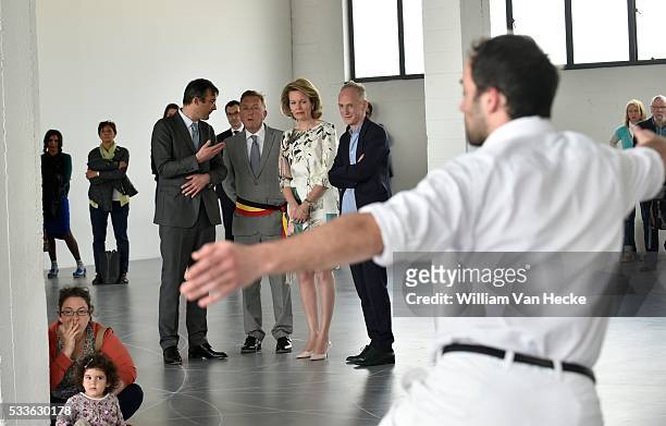 - La Reine Mathilde visite l'exposition Work/Travail/Arbeid , créée par Anne Teresa De Keersmaeker en collaboration avec Rosas au Centre d'Art...