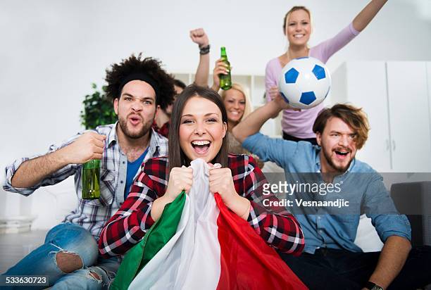 gruppo multietnico di amici, guardare una partita di calcio - competizione foto e immagini stock