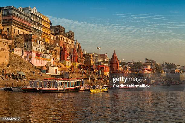 szene des ganges, varanasi, indien. - varanasi stock-fotos und bilder