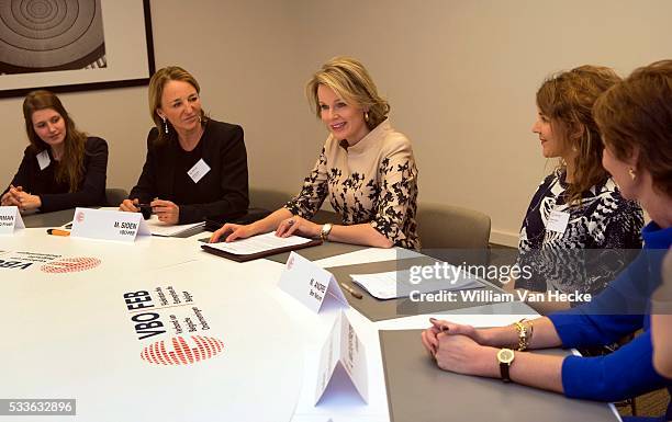 - La Reine Mathilde préside une réunion de travail sur le thème du processus d'apprentissage dans les start-ups. Les participants sont des femmes...