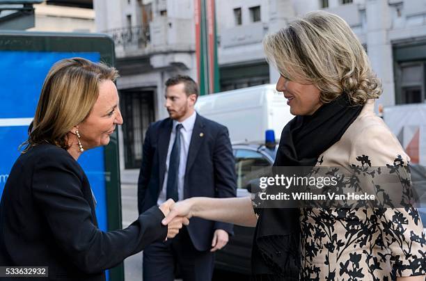 - La Reine Mathilde préside une réunion de travail sur le thème du processus d'apprentissage dans les start-ups. Les participants sont des femmes...